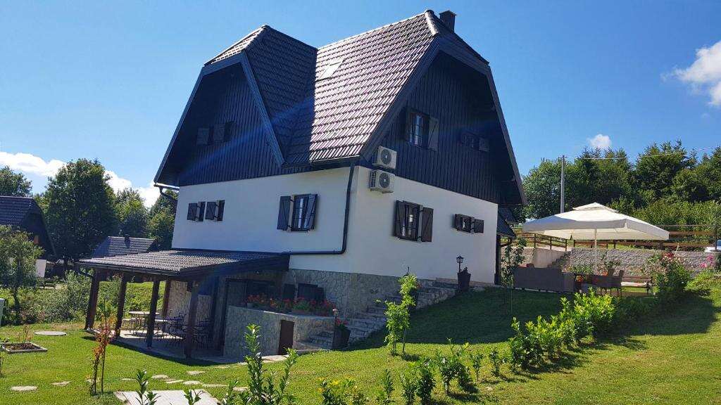 Villa Prica house with garden and terrace in Plitvica Selo
